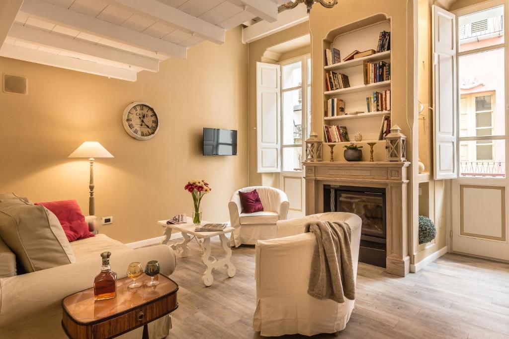 ein Wohnzimmer mit einem Sofa und einem Kamin in der Unterkunft Palazzo Dessy in Cagliari