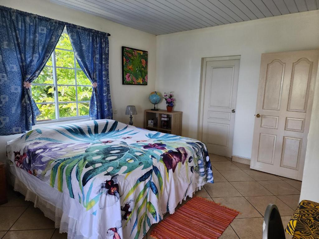 um quarto com uma cama e uma janela em Villa Angélique 