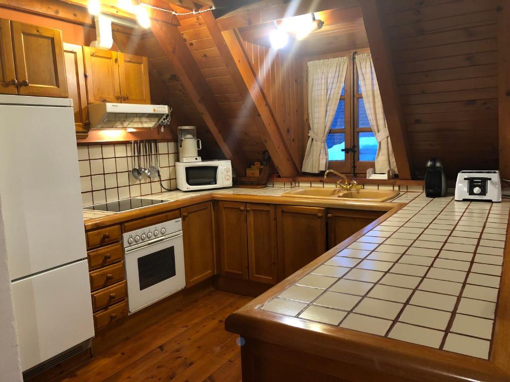 Kuchyňa alebo kuchynka v ubytovaní Casa de piedra con encanto en el bonito pueblo de Bagergue