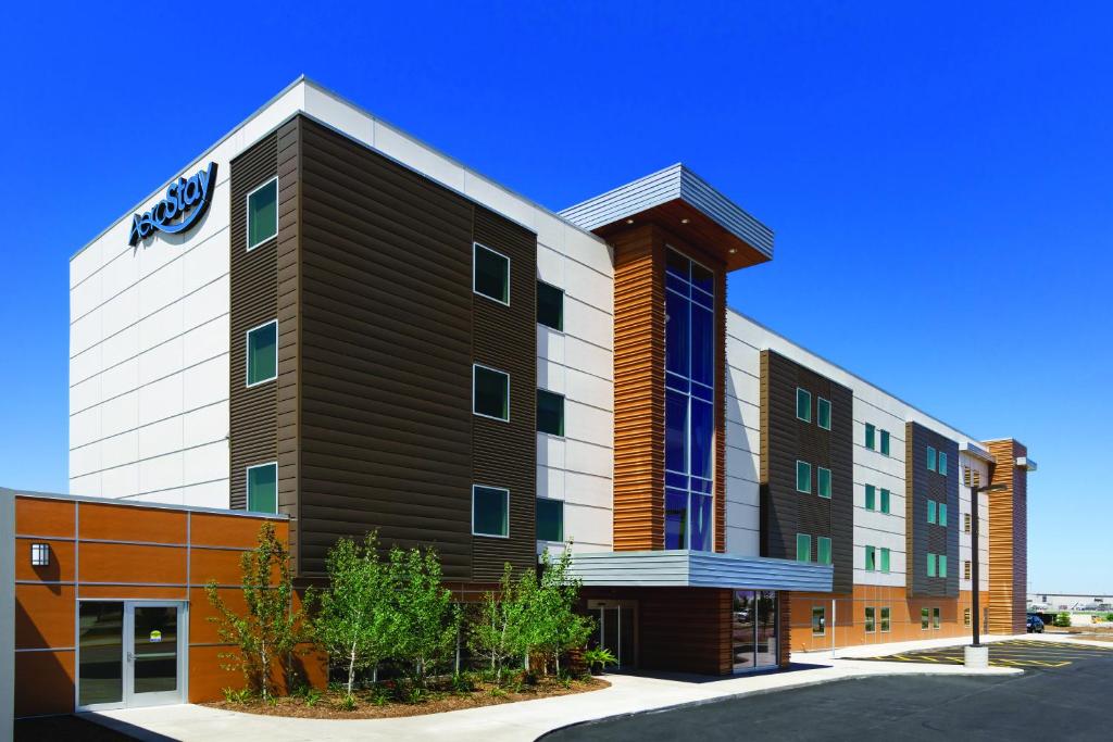 une vue sur l'extérieur d'un hôtel avec un bâtiment dans l'établissement AeroStay, à Sioux Falls