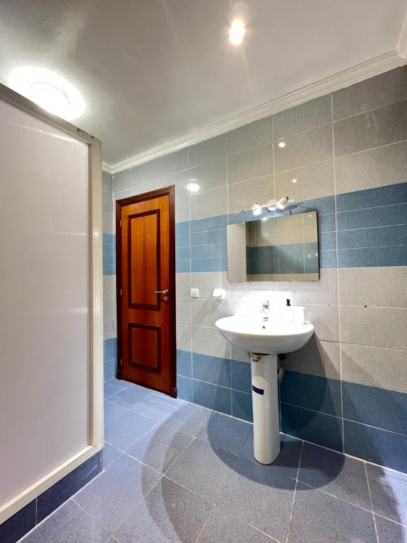 a bathroom with a sink and a mirror at RABAT APPARTEMENT A 2 Minutes DE LA GARE DE TRAIN AGDAL in Rabat