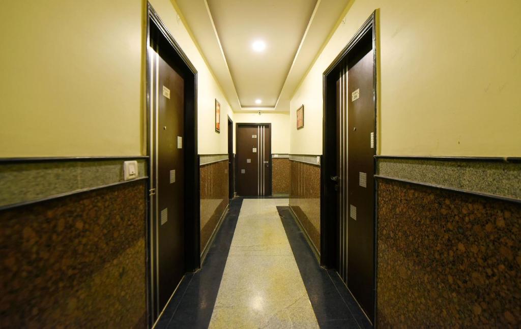 an empty hallway with two doors and a hallwayythonythonythonythonythonythonython at Collection O Tip Top in Jaipur