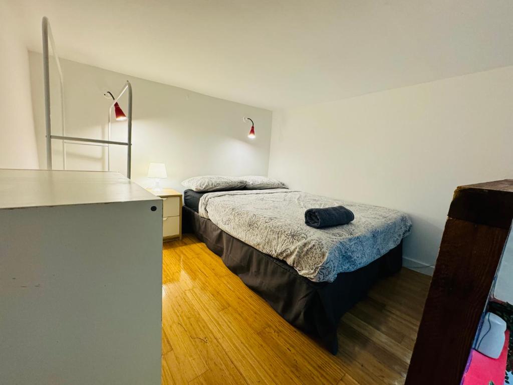 a room with two beds and a counter in it at El capricho de Nina en Lavapiés in Madrid