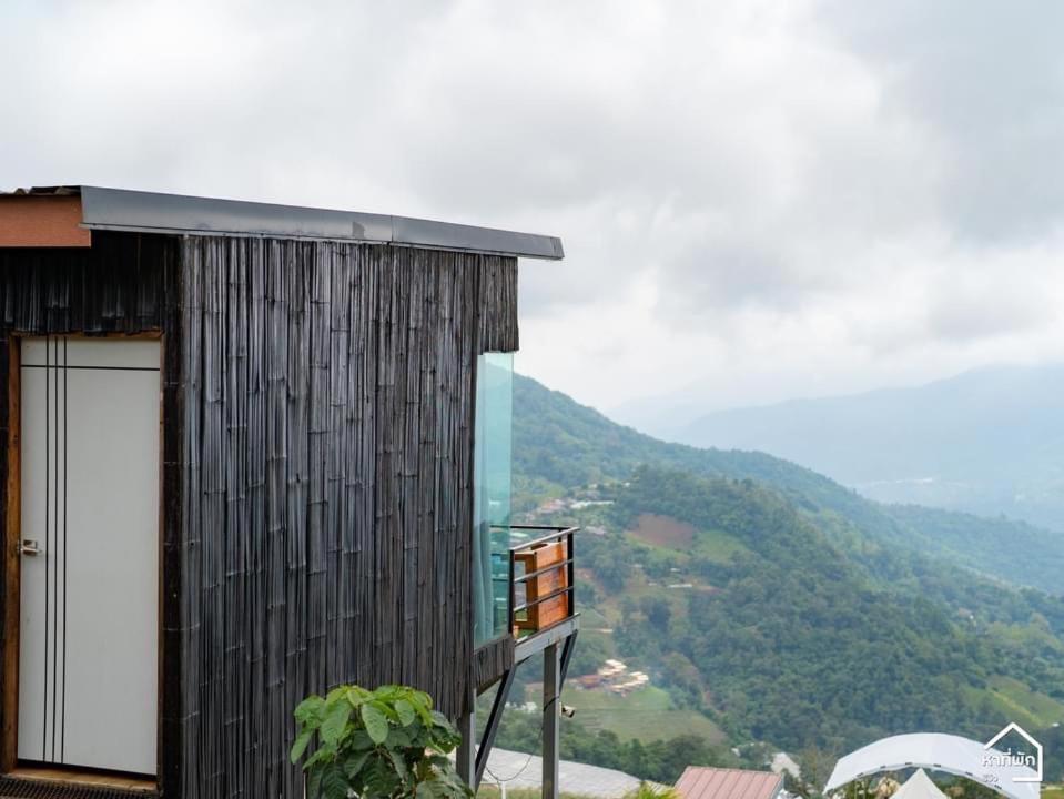 a building with a view of a mountain at หลังสวนโฮมสเตย์ ดอยม่อนแจ่ม in Mon Jam