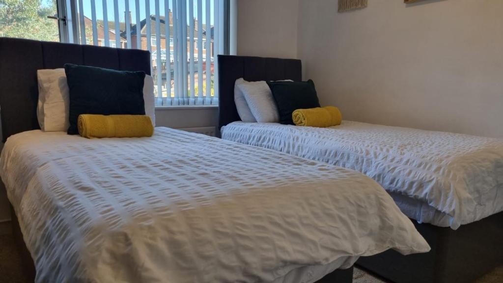 Fotografie z fotogalerie ubytování B43 Cosy Home - Contractor-Family Stays Near Bhm City-Off Road Parking Free Wi-fi v destinaci Holly Lane