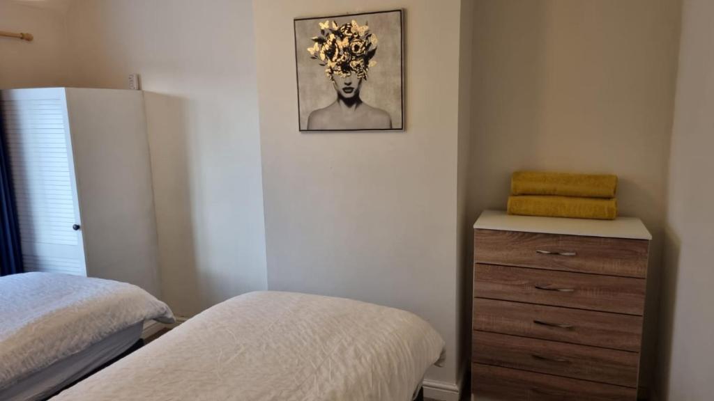 Fotografie z fotogalerie ubytování B43 Cosy Home - Contractor-Family Stays Near Bhm City-Off Road Parking Free Wi-fi v destinaci Holly Lane