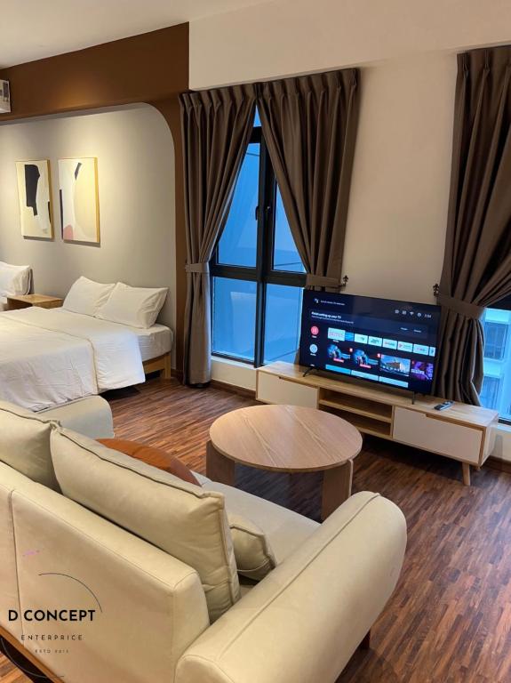 een hotelkamer met 2 bedden en een flatscreen-tv bij K Avenue by DConcept in Kota Kinabalu