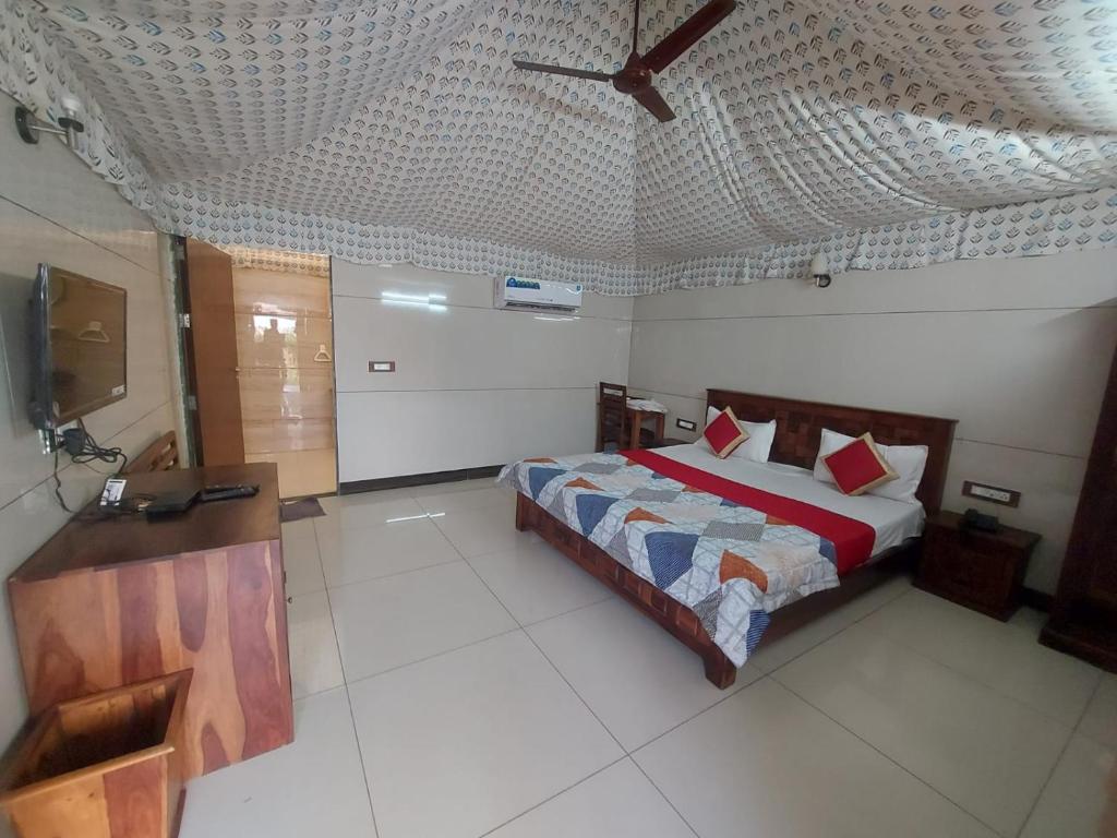 En eller flere senge i et værelse på Bharat Lake view Resort- Pure Veg Restaurant