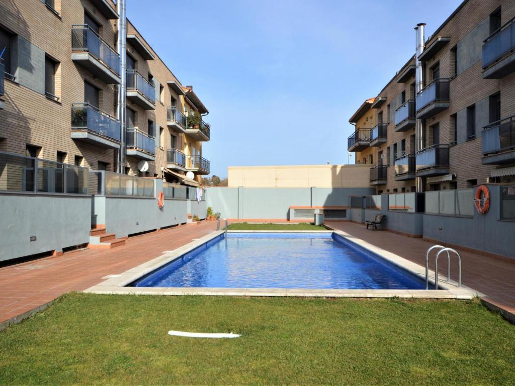 una piscina en medio de un edificio en Apartamento Sant Pere Pescador, 3 dormitorios, 6 personas - ES-89-122, en Sant Pere Pescador