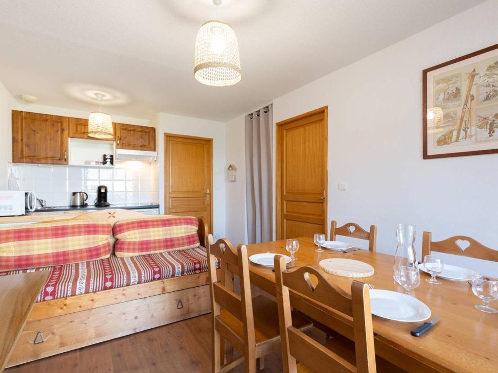 a kitchen and dining room with a table and a couch at Grand Appartement pour 6 avec Parking à Peyragudes - FR-1-695-43 in Germ