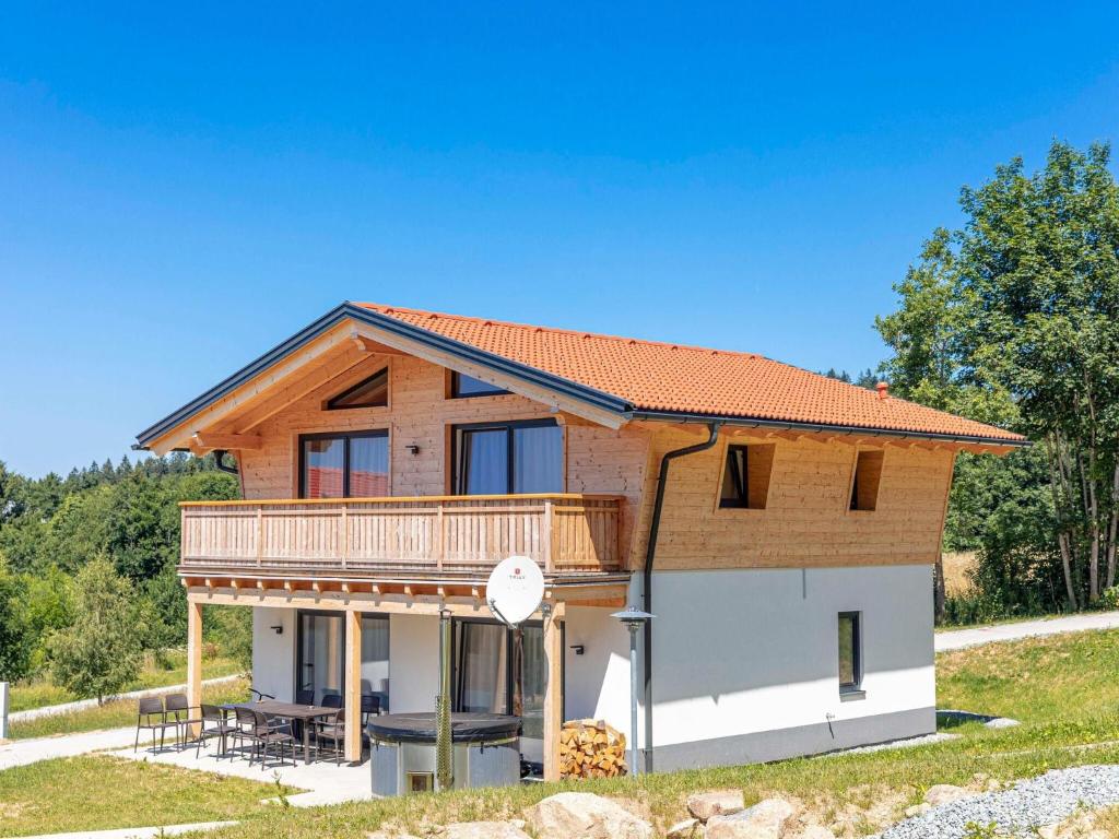 une nouvelle maison avec un toit en bois dans l'établissement Chalet Arber in St Englmar with its own HotTube, à Sankt Englmar