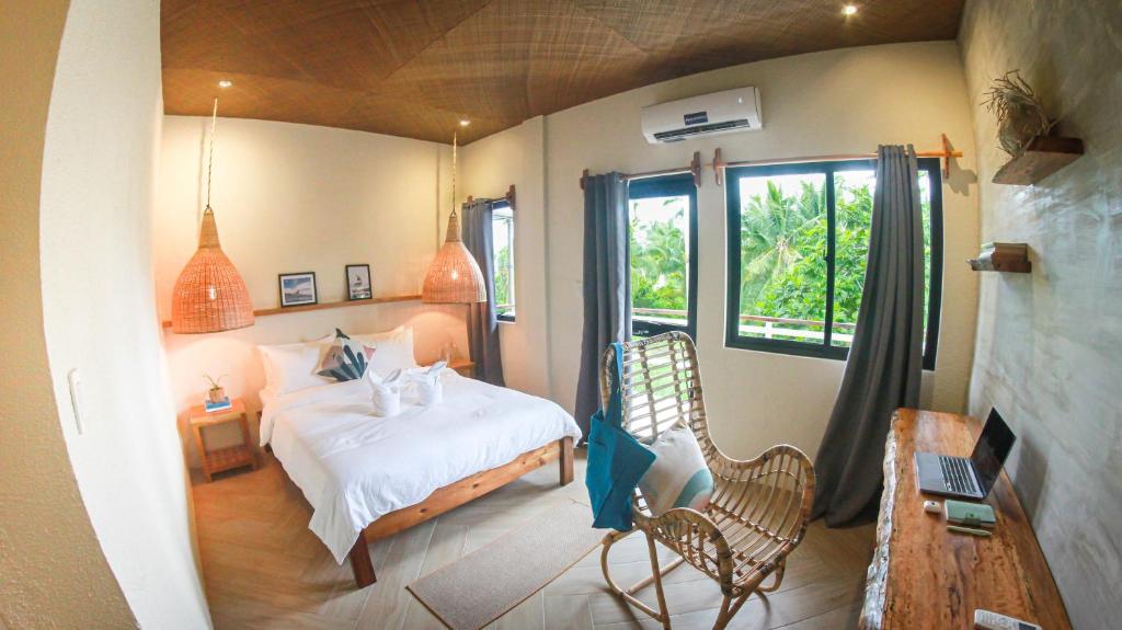 Rúm í herbergi á Happiness Hostel Siargao
