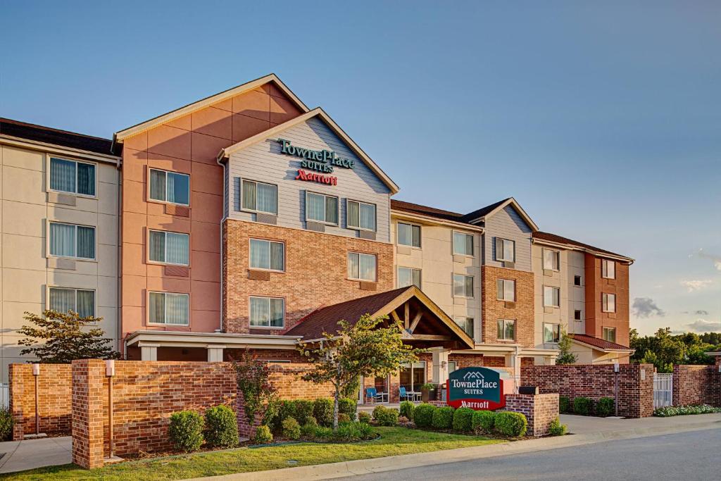 eine Darstellung der Vorderseite eines Hotels in der Unterkunft TownePlace Suites by Marriott Fayetteville N / Springdale in Johnson
