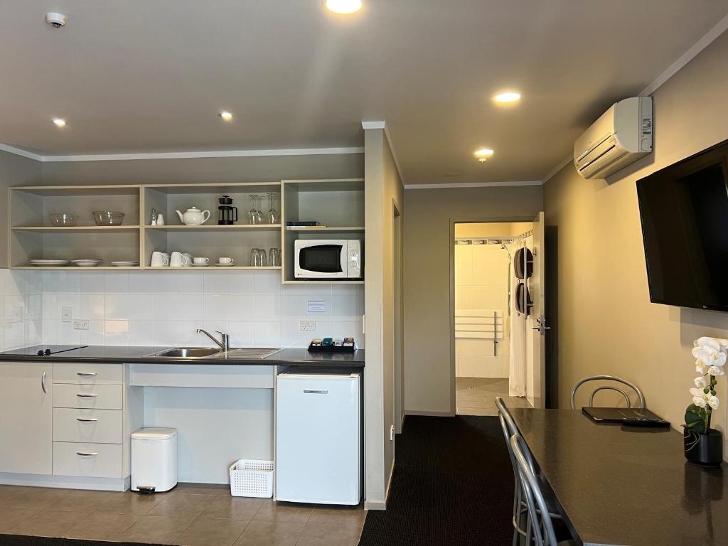 Kuchyň nebo kuchyňský kout v ubytování Ashbrook Motel Taupo