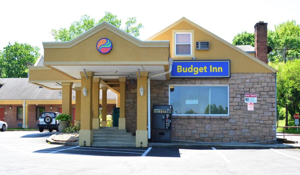 a building with a burger inn sign on it at Budget Inn Falls Church in Falls Church