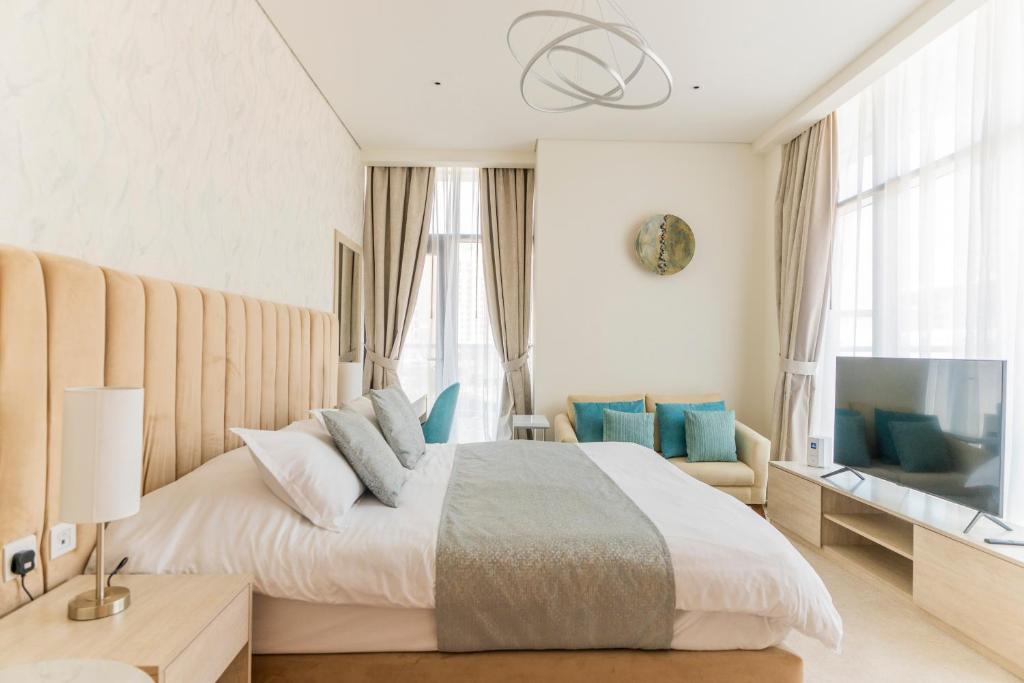 TV a/nebo společenská místnost v ubytování Studio with private beach access at Palm Jumeirah