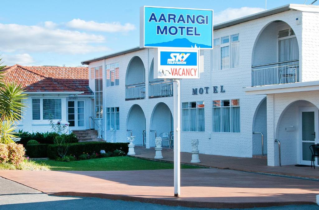 オークランドにあるAarangi Motelのモーテル前の看板
