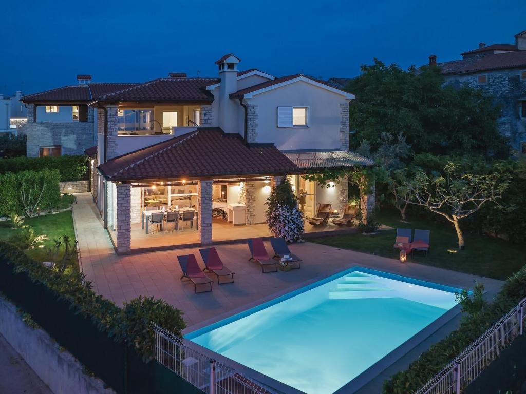 Kolam renang di atau dekat dengan Villa in Novigrad with Pool near Beach