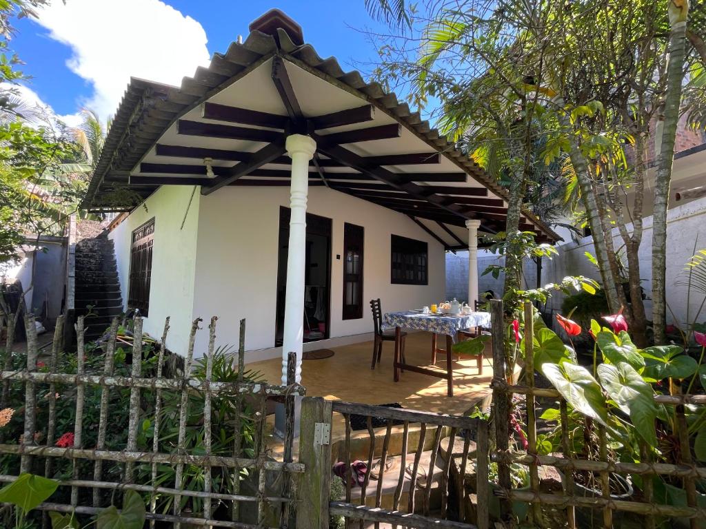 Casa con patio con mesa en Sun & Tree HomeStay (With Green Nature View), en Mirissa