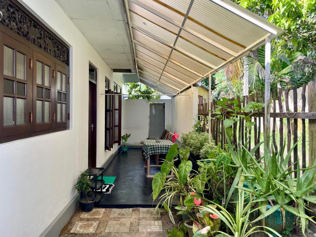 Mirissa şehrindeki Sun & Tree HomeStay (With Green Nature View) tesisine ait fotoğraf galerisinden bir görsel