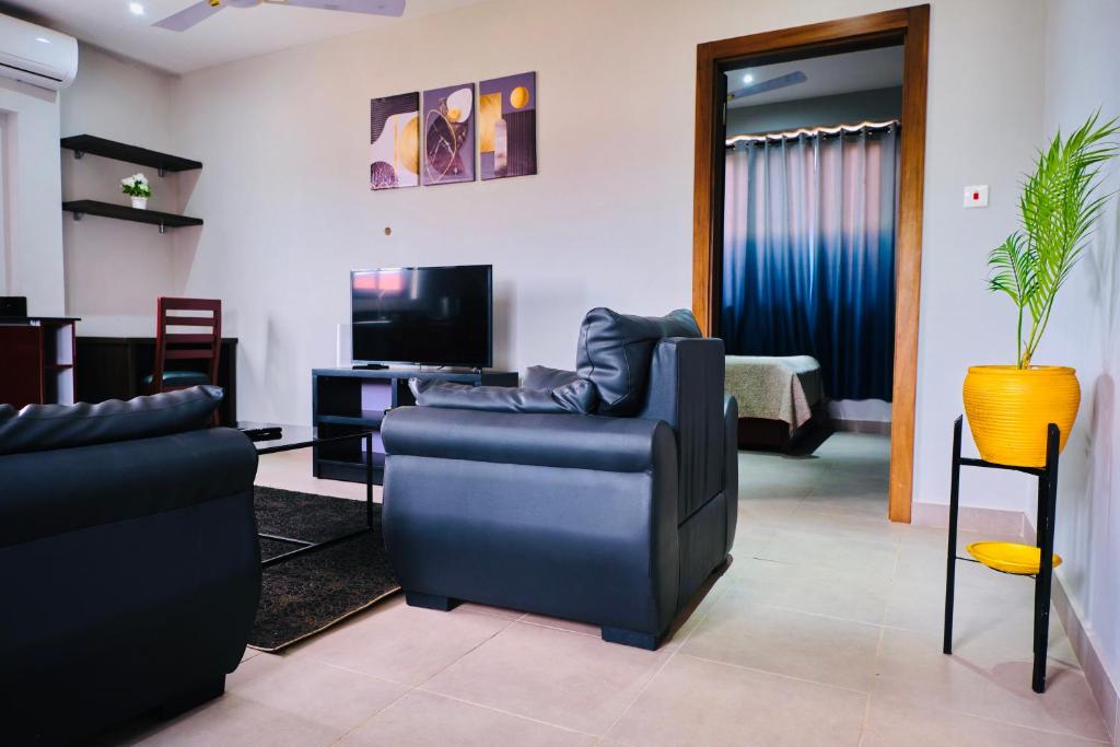 東勒貢的住宿－The Pearls，客厅配有沙发和椅子