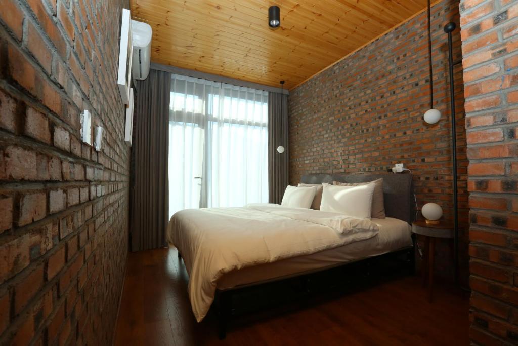 Postel nebo postele na pokoji v ubytování Beijing MutianyuGreat Wall Let'sgo Hotel&Bar