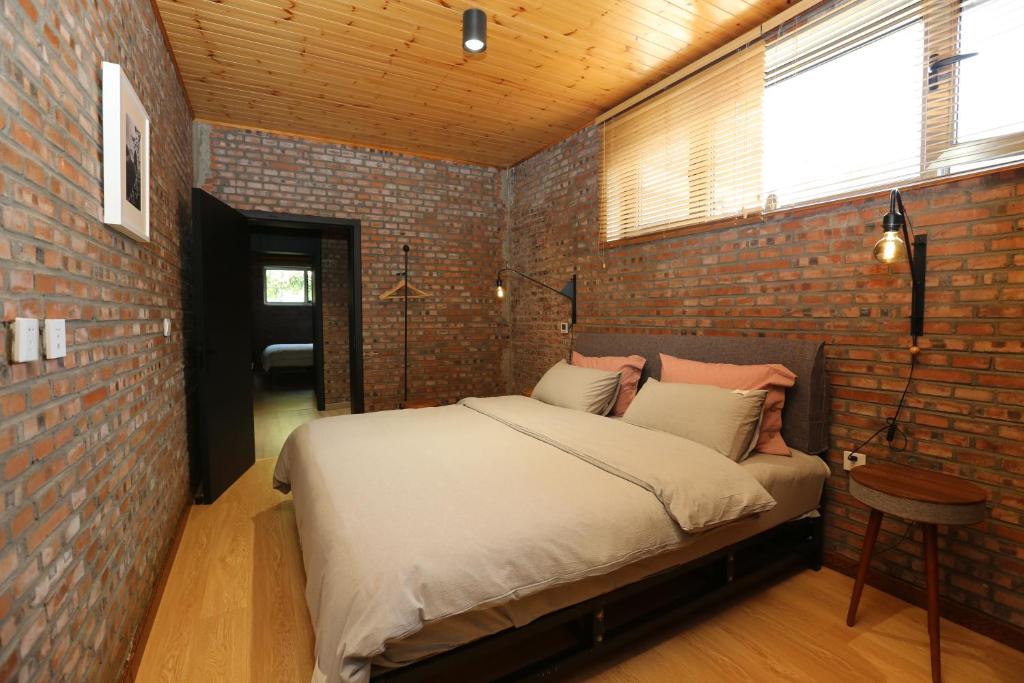 Postel nebo postele na pokoji v ubytování Beijing MutianyuGreat Wall Let'sgo Hotel&Bar