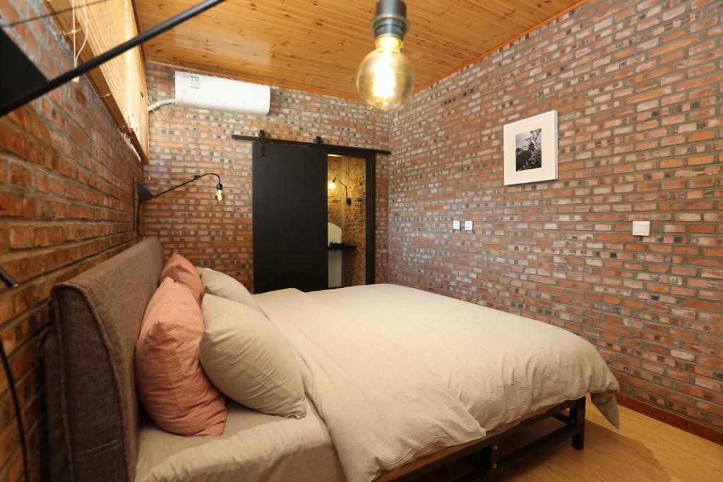 Postel nebo postele na pokoji v ubytování Beijing MutianyuGreat Wall Let'sgo Hotel&Bar