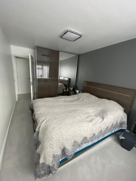 1 dormitorio con 1 cama blanca grande. en Navarre peace place, en Londres