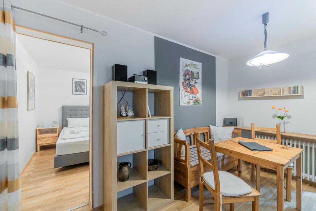 Cette chambre comprend une table, un lit et une salle à manger. dans l'établissement Apartment Entspannung - mitten im Ski- und Wandergebiet Spitzingsee, à Schliersee