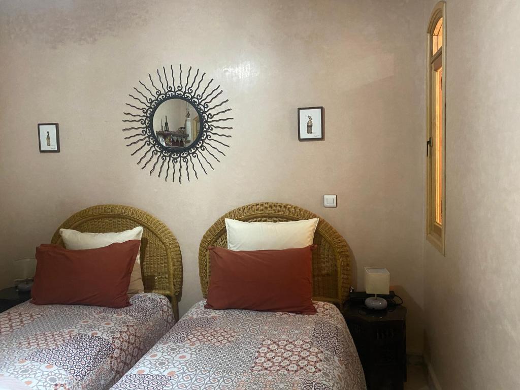 Postel nebo postele na pokoji v ubytování Dar Sami, Riad Bab Kasbah