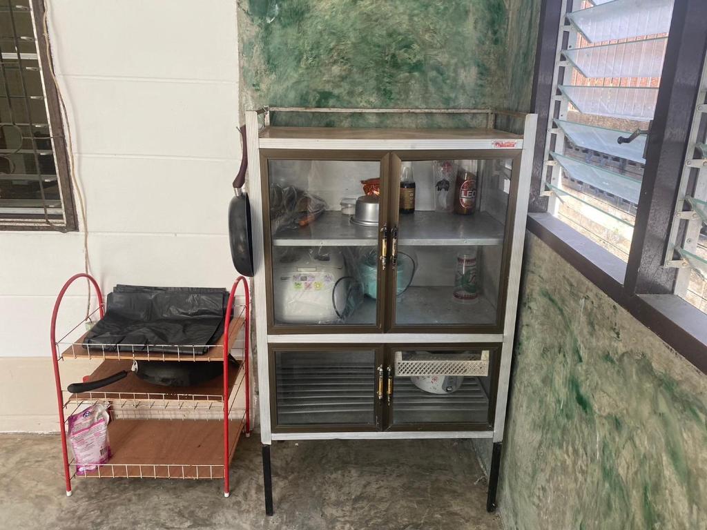 um frigorífico com a porta aberta num quarto em Grace Little Home chiangmai em Chiang Mai