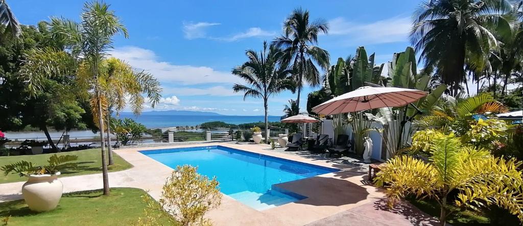 - une piscine en face d'une maison dans l'établissement Seaview Residence Garden, 