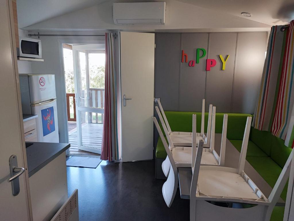 Kuchyň nebo kuchyňský kout v ubytování Sun Sea camping le Bosc