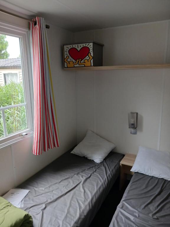 Postel nebo postele na pokoji v ubytování Sun Sea camping le Bosc