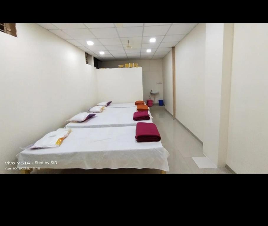 Postelja oz. postelje v sobi nastanitve Shree Radhesh Bhakt Niwas