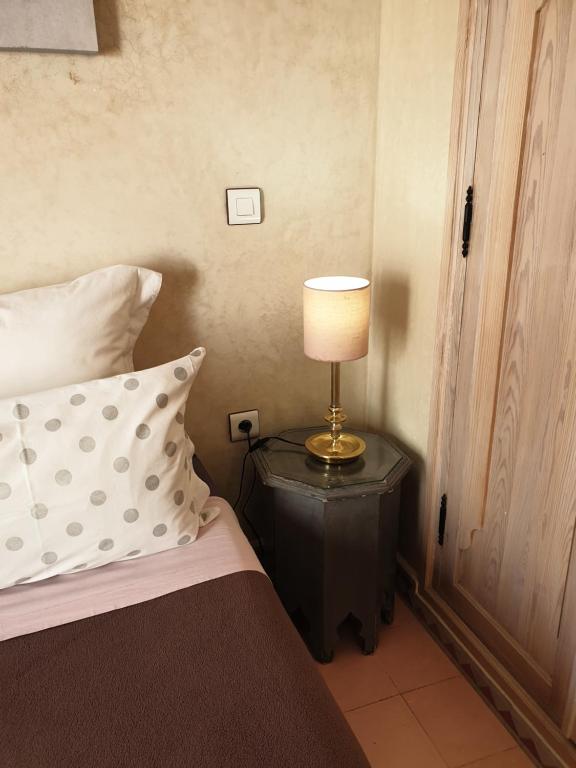 Postel nebo postele na pokoji v ubytování Dar Sami, Riad Bab Kasbah