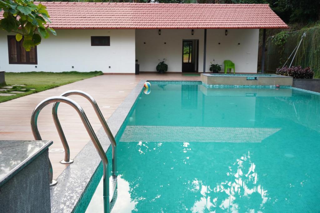 Bazén v ubytování Wayanad Mace Mansion nebo v jeho okolí
