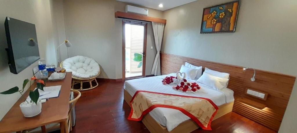 a hotel room with a bed and a desk with a desk at Memories Hotel in Bảo Lộc