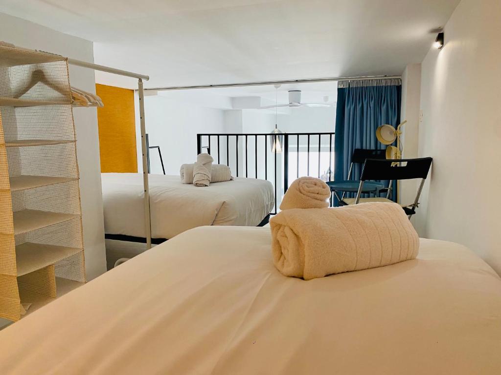 ein Schlafzimmer mit 2 Betten und Handtüchern darüber in der Unterkunft Modern Designed Loft in Russafa (SOHO) in Valencia