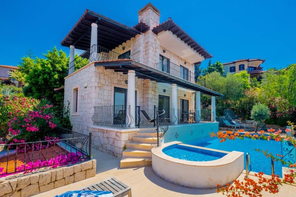 ein Haus mit einem Swimmingpool davor in der Unterkunft Villa Jasmine Peninsula in Kaş