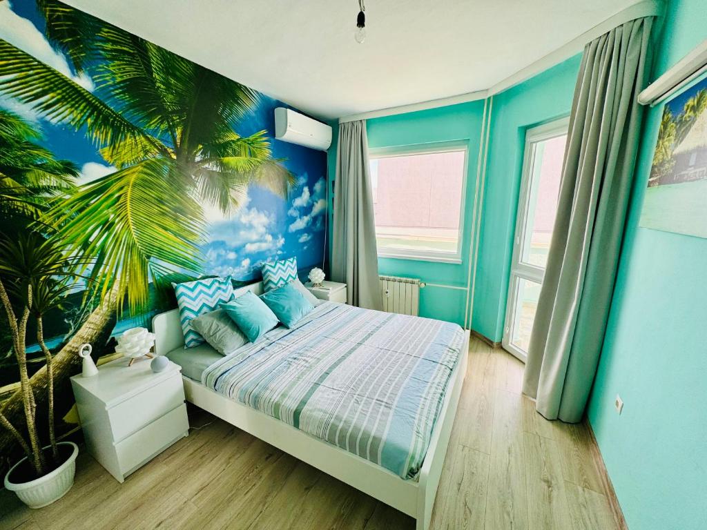 ein Schlafzimmer mit einem Palmenmilch an der Wand in der Unterkunft Sunrise Smart Home in Warna