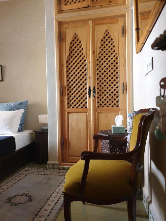 Postel nebo postele na pokoji v ubytování Dar Sami, Riad Bab Kasbah