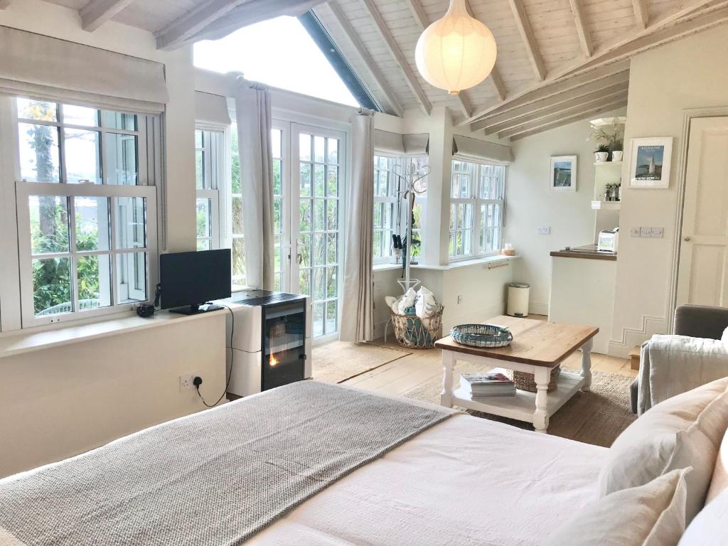 Kuchyň nebo kuchyňský kout v ubytování Coastal Chic waterfront studio