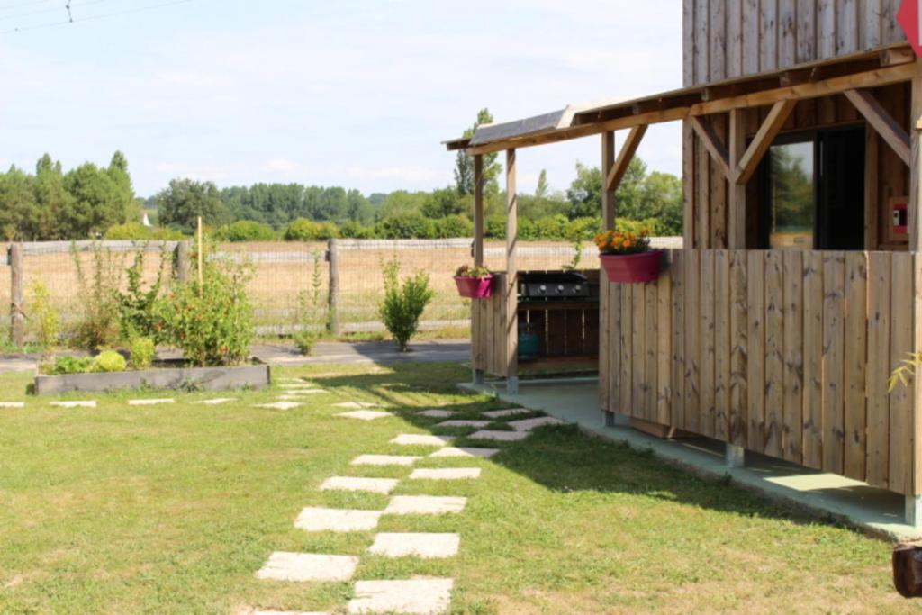 einen Garten mit einem Pavillon im Hof in der Unterkunft CHALET CAMPAGNE Les Belles Ouvrières in Clermont-Créans