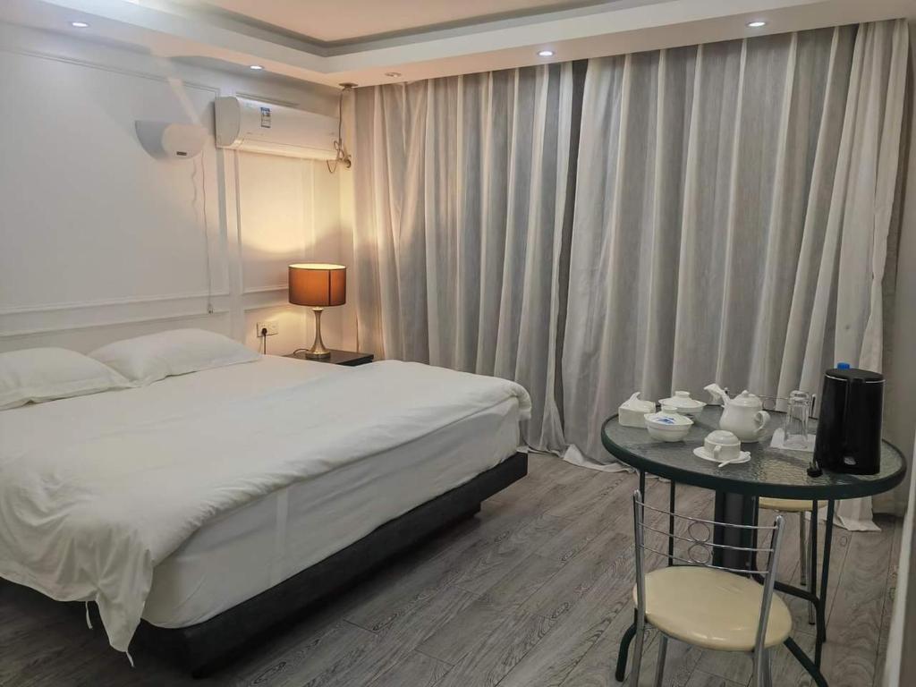 En eller flere senge i et værelse på LATA HOTEL
