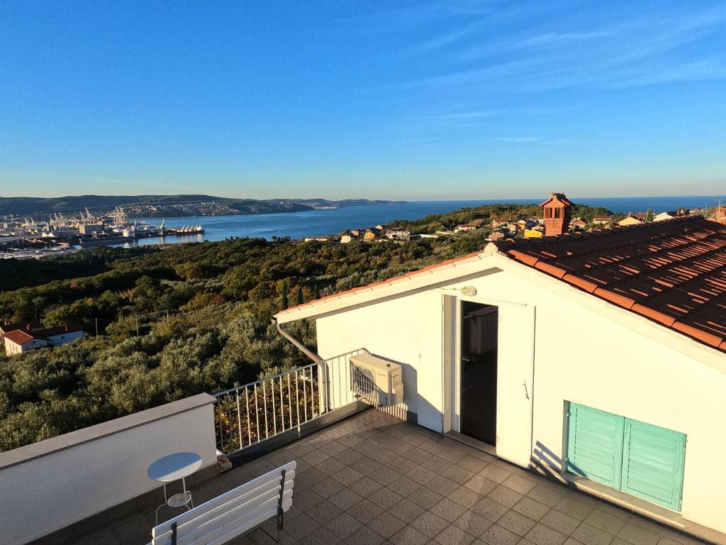 Výhled na bazén z ubytování House among olive trees with a sea view 1 nebo okolí