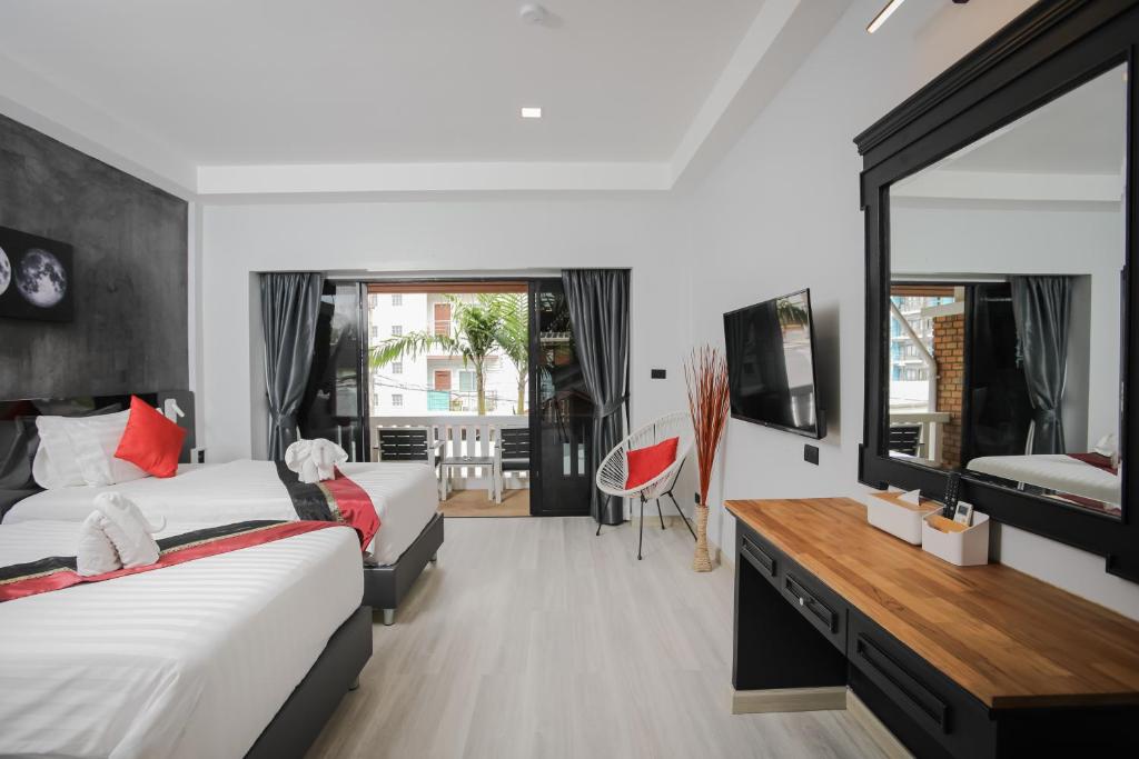 Postel nebo postele na pokoji v ubytování ETK Patong Resort