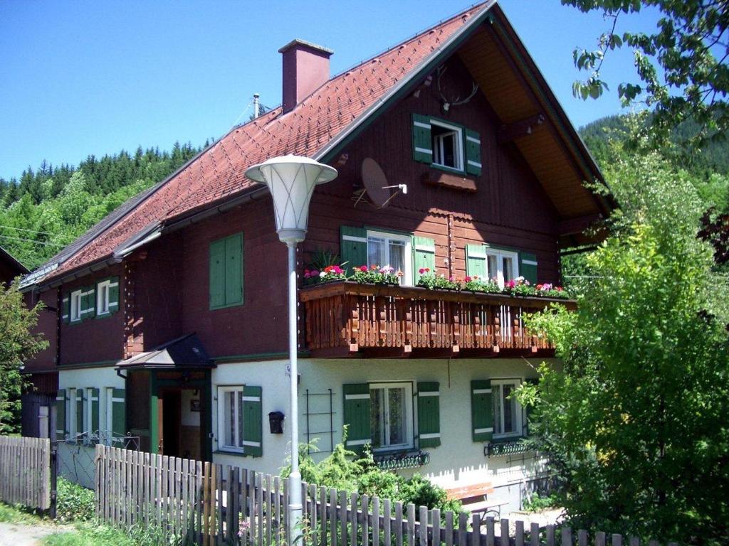 uma casa grande com uma varanda e uma luz de rua em Ferienhaus Reith em Bad Mitterndorf