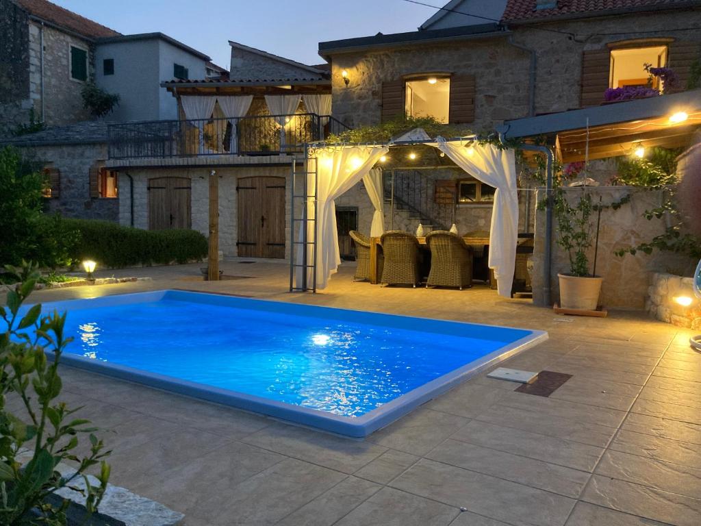 Bazén v ubytování Il Melograno Vrbanj Hvar nebo v jeho okolí